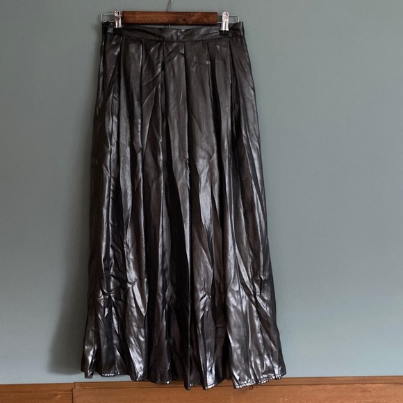 Who What Wear Mid-Rise Flowy Midi Skirt - Picture 3 of 9